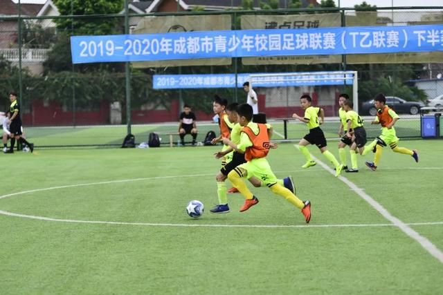 C罗怒摊手不满球队表现 被换下后利雅得上演逆转